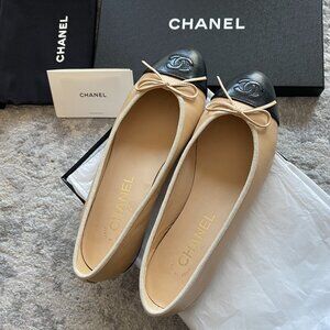 CHANEL Beige & Black Cap Toe Ballet Flats – Size [37] – Classic CC Logo